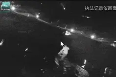 重庆小伙散步途中，与民警携手干了一件大事图片