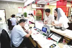 参加集体颁证仪式 同上婚姻家庭辅导课 全市150对新人“情定七夕”图片