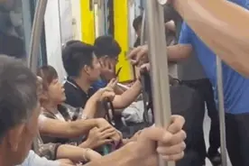 地铁上大爷与大妈争吵，突然遭遇“地铁判官”掌掴？警方回应图片