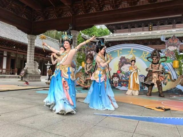 国庆假期大足石刻人气火爆，三天迎客近6.5万人次