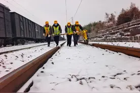 以“警”为令 迎战雨雪 西安铁路局全力确保春运安全有序图片