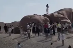 游客爬上甘肃酒泉“大地之子”被网友怒骂没素质，文旅局：公共区域管理难度大图片