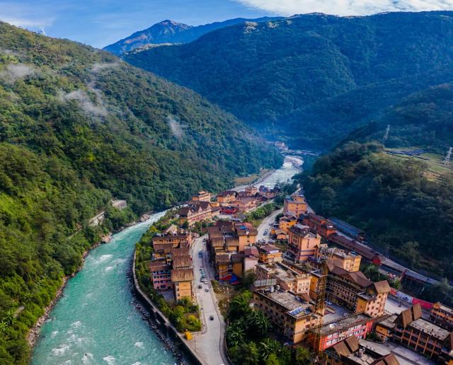 这才是大自然的高定!独龙江限定“翡翠绿”上新