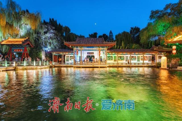 一年四季 泉在济南丨入夜时分游人如织，市民趵突泉畔纳凉成盛景