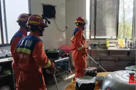 福州一居民楼惊现眼镜蛇！当心！图片