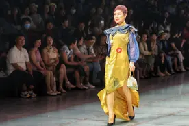 走下T台就能被穿回家，大妈与女生同台秀旗袍图片