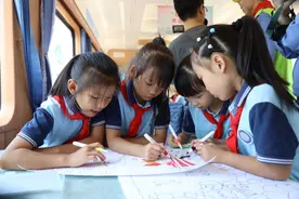 南昌铁路“红领巾号”上的主题队日：探寻红色文化 聆听历史故事图片