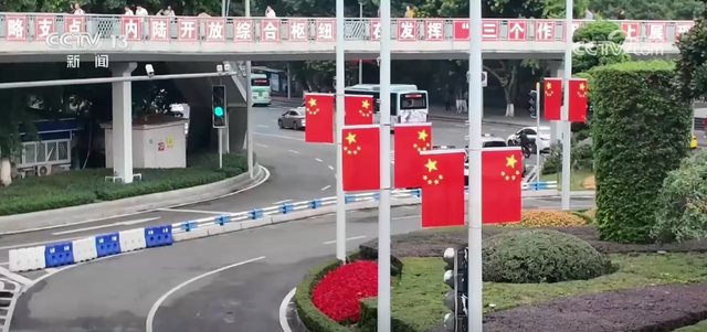 各地喜迎国庆装扮一新 “中国红”点燃浓浓爱国情
