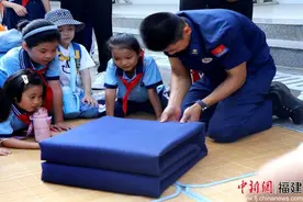 消防宣传月丨营区开放日，小学生走进消防队“零距离”体验消防之旅图片