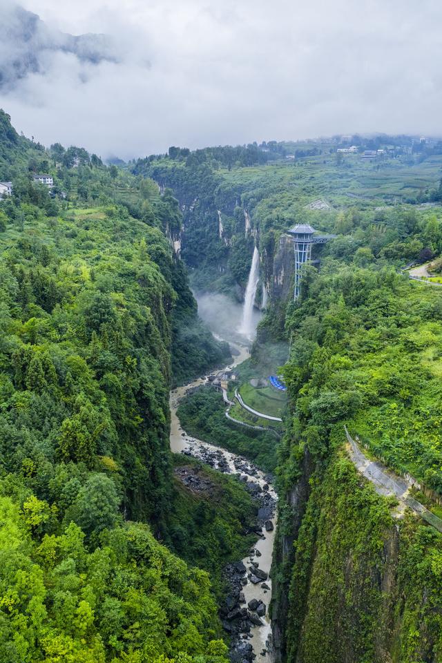 湖北恩施：雨后峡谷似仙境