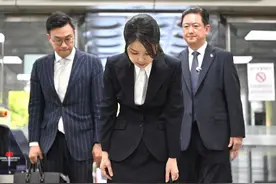 金建希是否被捕最早今晚见分晓！她提前40分钟到法院接受审查，将在看守所等结果图片