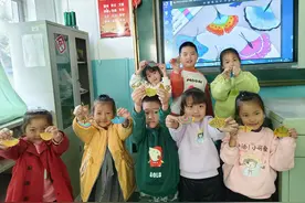 牟平区五里小学：捡银杏叶，做小蝴蝶图片