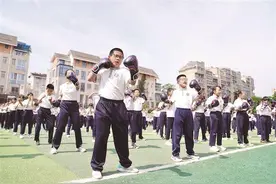 职业拳手带领1500名小学生演练拳击操图片