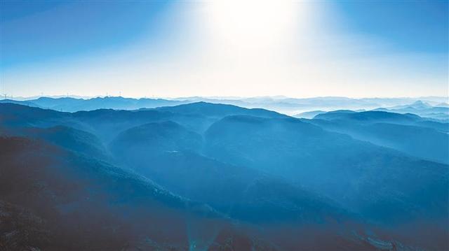 富源：水墨山河金纱覆