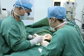 7旬阿伯断臂10小时生命垂危，5小时紧急手术保命又保臂图片