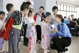 桂林火车站开展特色活动助旅客“粽”享端午图片