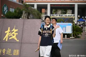 高考首日结束，考生自信满满走出考场图片