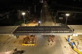 ​快讯|烟台快速路再迎新进展，德润路互通立交钢箱梁顺利合龙图片