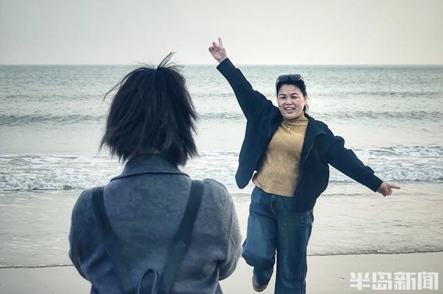 海滨雾朦胧，游客兴致浓