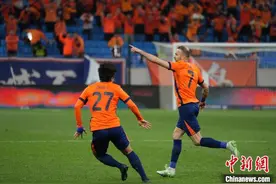 中超：青岛海牛主场战平大连英博 牟鹏飞补时扑点图片