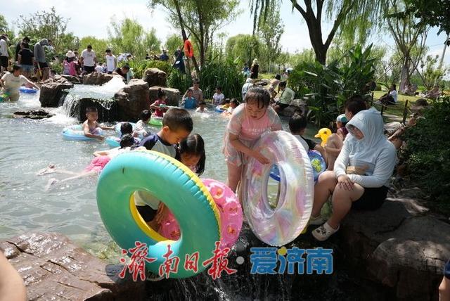 一年四季 泉在济南丨叮咚泉水映童趣，“泉涌白沙”醉游人