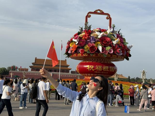 祝福祖国！市民天安门广场大花篮前拍照留影，共迎国庆