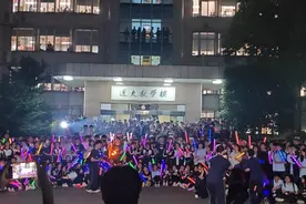 长沙市一中：最后一节晚自习“出逃”，青春唱响毕业离歌图片