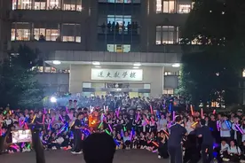 长沙市一中：最后一节晚自习“出逃”，青春唱响毕业离歌图片