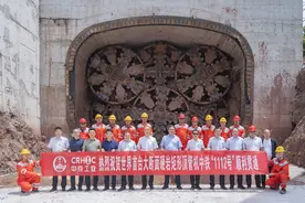 世界首例硬岩矩形盾构顶管机掘进隧道顺利贯通图片