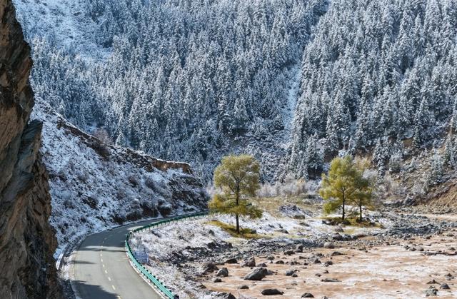 祁连山下秋日邂逅初雪