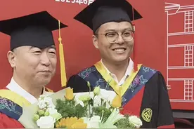 是老师也是毕业生！中南大学毕业典礼现温馨一幕图片