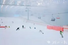 武汉甘露山国际滑雪场开业  华中最大！100万立方米“超级大冰箱”投入使用图片