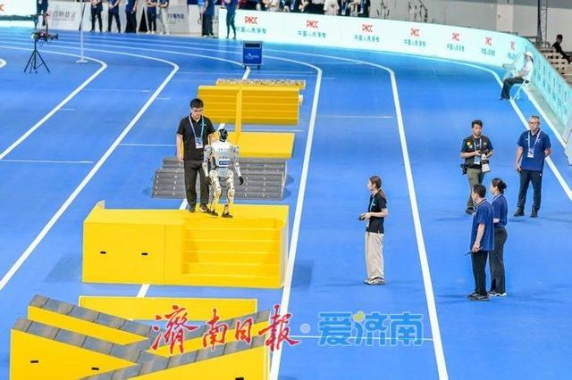 “行者”“泰山”分获100米障碍赛第四、第五名，仅落后于宇树机器人