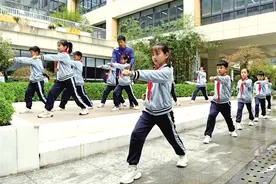 多彩体育课间 阳光活力校园图片