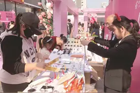 《乙巳年》特种邮票首发 邮迷排长龙抢购图片