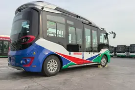 史上最短公交车来了！6米长“小微巴士”亮相岛城，科技感十足图片