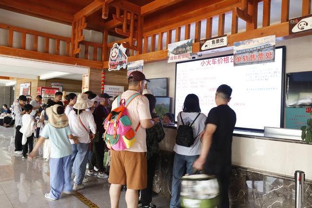 海坪火把季热度攀升，野玉海观光小火车成“移动风景线”