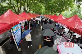 招聘会开在宿舍楼下，武城职春招引来众多“回头客”图片