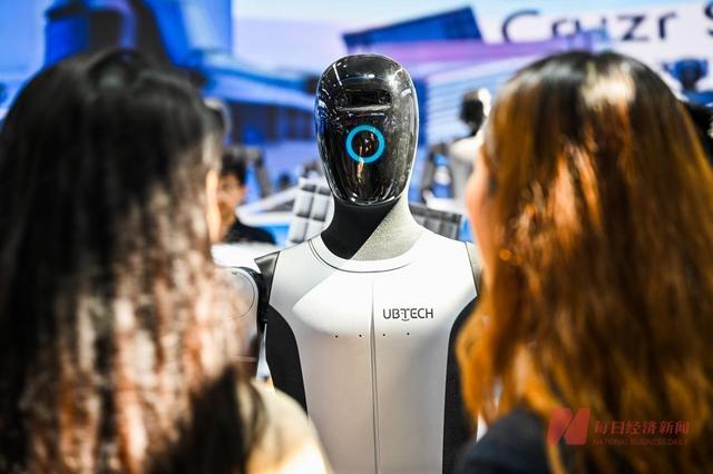 图集丨直击“2025世界机器人大会”：是帮手也是玩伴  人形机器人密集上新