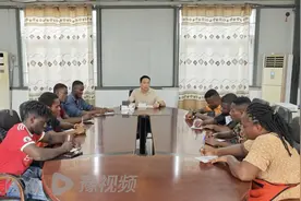 “中式英语”国外开会走红，河南大哥回乡休假被“电子员工”线上催更图片