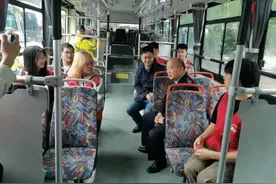 “追星”孔胜东，青年学子以行动践行奉献精神图片