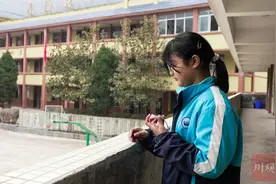 县域新气象丨大巴山深处，一个个平安手环呵护留守女童图片