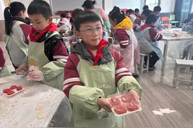 武汉小学生上课学做樱花饼，炒菜成寒假作业，学校：将食育课与二十四节气结合图片