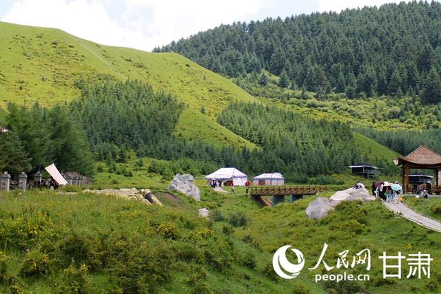 甘肃甘南：草原美景引客来