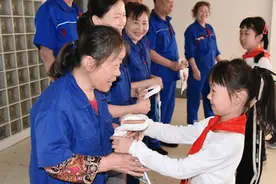 小学生手创文化衫、围裙致敬校园劳动者图片
