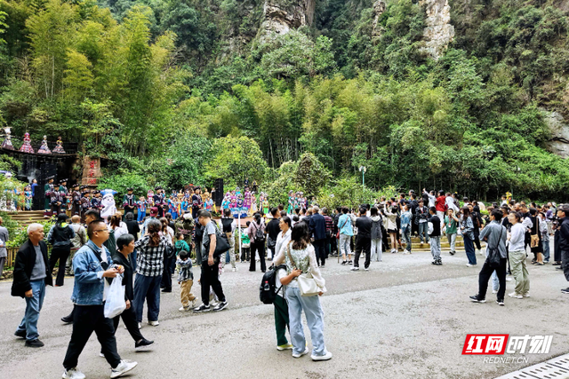 山水搭台非遗唱戏，张家界宝峰湖 “双节” 文旅融合引客来