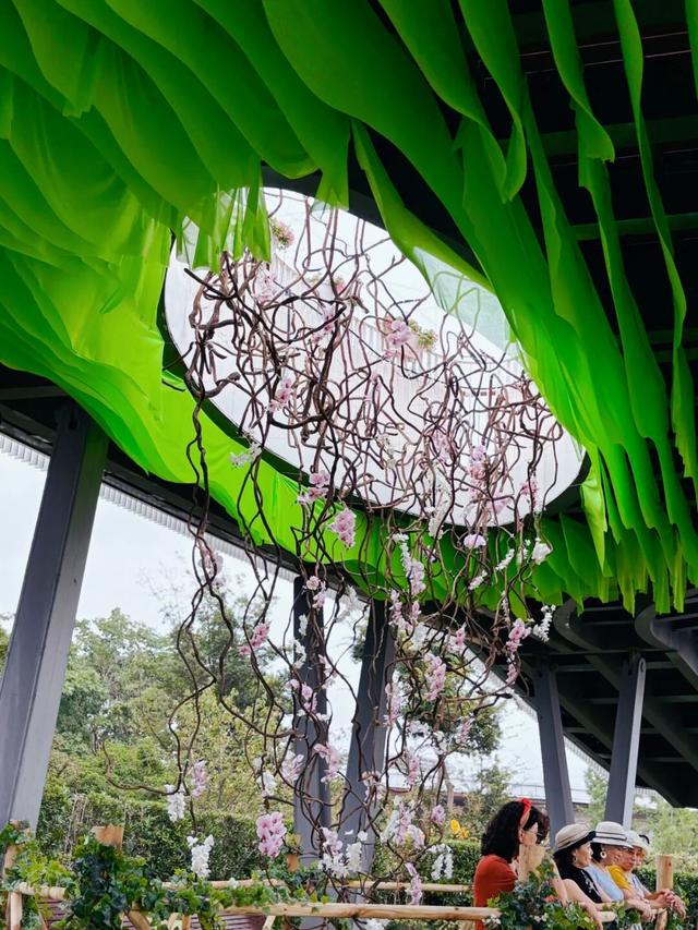奇迹花园开启“奶龙的花花世界”，今秋的郊野公园变样了！