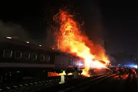 孟加拉国一客运列车起火至少4人死亡图片