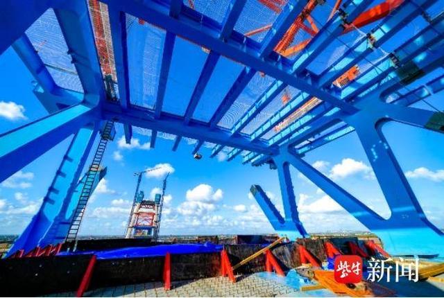崇启公铁长江大桥主通航孔钢梁架设突破200米
