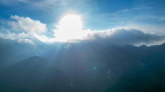 泰山绝景：云海翻腾，光柱倾泻！这一刻，我信了人间有仙境！